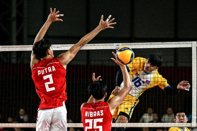 (260723) -- JAKARTA, July 23, 2026 (Xinhua) -- Ratanak Phol (top R) of Cambodia spikes the ball during the Pool A match between Indonesia and Cambodia at the 2026 Men's SEA Volleyball Cup Second Leg at Velodrome Stadium in Jakarta, Indonesia, July 22, 2026. (Xinhua/Agung Kuncahya B.)