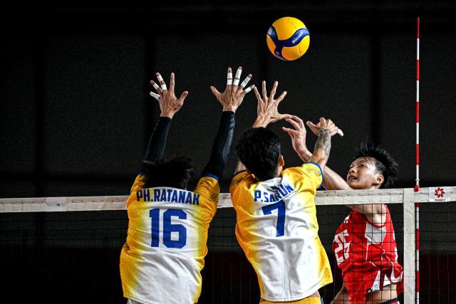 (260723) -- JAKARTA, July 23, 2026 (Xinhua) -- Fauzan Nibras (R) of Indonesia spikes the ball during the Pool A match between Indonesia and Cambodia at the 2026 Men's SEA Volleyball Cup Second Leg at Velodrome Stadium in Jakarta, Indonesia, July 22, 2026. (Xinhua/Agung Kuncahya B.)