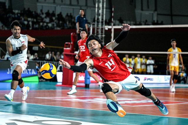 (260723) -- JAKARTA, July 23, 2026 (Xinhua) -- Farhan Halim (2nd R) of Indonesia fails to save the ball during the Pool A match between Indonesia and Cambodia at the 2026 Men's SEA Volleyball Cup Second Leg at Velodrome Stadium in Jakarta, Indonesia, July 22, 2026. (Xinhua/Agung Kuncahya B.)