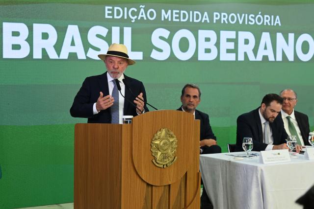 (260723) -- BRASILIA, July 23, 2026 (Xinhua) -- Brazilian President Luiz Inacio Lula da Silva (1st L) attends the signing ceremony for the bill allocating funds to credit lines in Brasilia, Brazil, July 22, 2026. Lula on Wednesday announced 18.5 billion reais (3.65 billion U.S. dollars) in new credit lines for companies affected by the U.S. additional 25-percent tariff on Brazilian products.
   Lula said that his government would continue negotiations with the United States, while seeking new markets to expand exports, and that Brazil would focus on expanding its presence in other international markets. (Photo by Lucio Tavora/Xinhua)