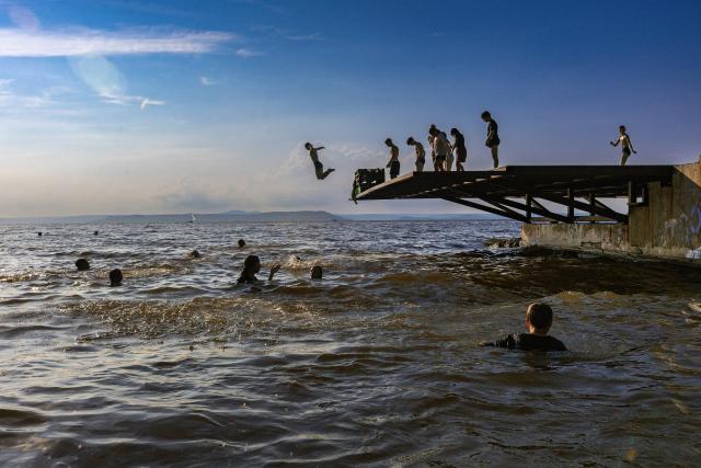 (260723) -- VLADIVOSTOK, July 23, 2026 (Xinhua) -- People jump into the sea to cool off in Vladivostok, Russia, July 22, 2026. (Photo by Andrey Matveenko/Xinhua)