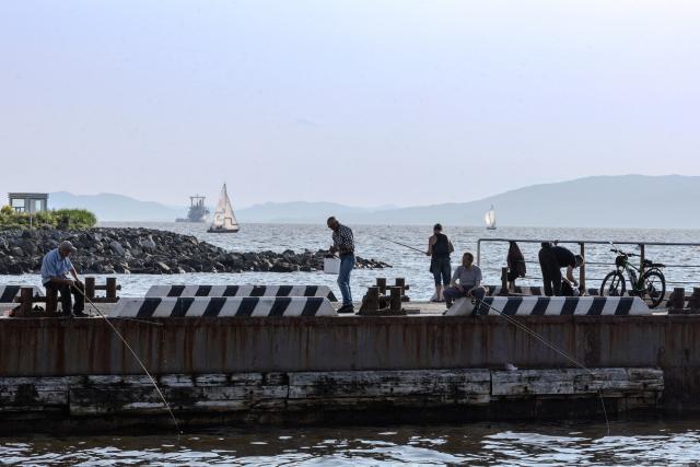 (260723) -- VLADIVOSTOK, July 23, 2026 (Xinhua) -- People fish on the seashore in Vladivostok, Russia, July 22, 2026. (Photo by Andrey Matveenko/Xinhua)