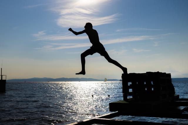 (260723) -- VLADIVOSTOK, July 23, 2026 (Xinhua) -- A boy jumps into the sea to cool off in Vladivostok, Russia, July 22, 2026. (Photo by Andrey Matveenko/Xinhua)