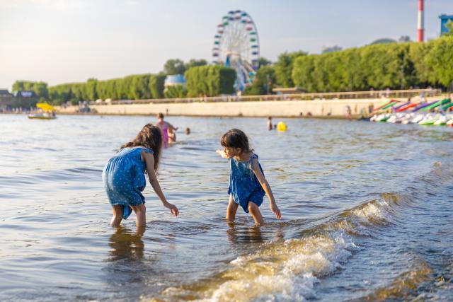 (260723) -- VLADIVOSTOK, July 23, 2026 (Xinhua) -- Children play by the seashore in Vladivostok, Russia, July 22, 2026. (Photo by Andrey Matveenko/Xinhua)