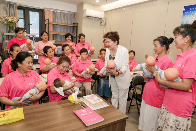 (260723) -- JINAN, July 23, 2026 (Xinhua) -- A trainer gives a lecture to postpartum caregivers at a training center of domestic services in Tengzhou City, east China's Shandong Province, July 21, 2026. A number of domestic services brands have emerged in Shandong in recent years, offering widely ranging services such as eldercare, maternity care, and in-home caregiving. (Photo by Song Haicun/Xinhua)