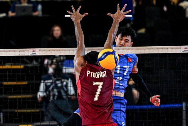 (260723) -- JAKARTA, July 23, 2026 (Xinhua) -- Toopadit Phraput (L) of Thailand blocks the ball from Ngoc Thuan Nguyen of Vietnam during the Pool B match between Vietnam and Thailand at the 2026 Men's SEA Volleyball Cup Second Leg at Velodrome Stadium in Jakarta, Indonesia, July 23, 2026. (Xinhua/Agung Kuncahya B.)
