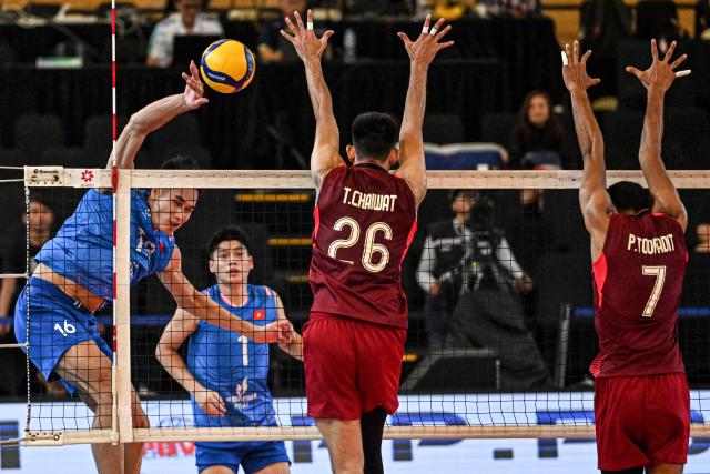 (260723) -- JAKARTA, July 23, 2026 (Xinhua) -- Dinh Phuong (1st L) of Vietnam spikes the ball during the Pool B match between Vietnam and Thailand at the 2026 Men's SEA Volleyball Cup Second Leg at Velodrome Stadium in Jakarta, Indonesia, July 23, 2026. (Xinhua/Agung Kuncahya B.)