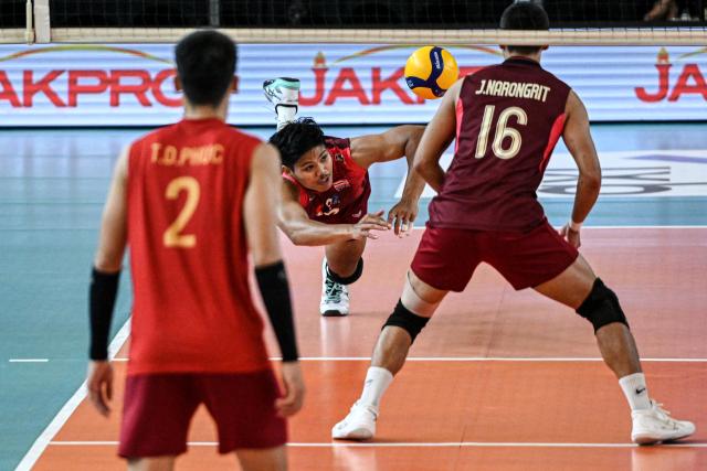 (260723) -- JAKARTA, July 23, 2026 (Xinhua) -- Jakkrit Thanomnoi (C) of Thailand tries to save the ball during the Pool B match between Vietnam and Thailand at the 2026 Men's SEA Volleyball Cup Second Leg at Velodrome Stadium in Jakarta, Indonesia, July 23, 2026. (Xinhua/Agung Kuncahya B.)