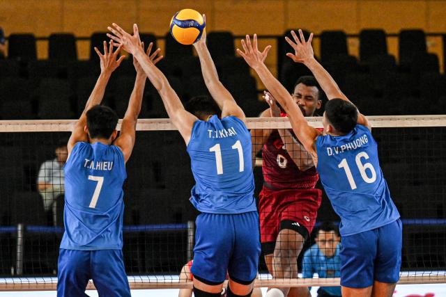 (260723) -- JAKARTA, July 23, 2026 (Xinhua) -- Napadet Bhinijdee (2nd R) of Thailand spikes the ball during the Pool B match between Vietnam and Thailand at the 2026 Men's SEA Volleyball Cup Second Leg at Velodrome Stadium in Jakarta, Indonesia, July 23, 2026. (Xinhua/Agung Kuncahya B.)