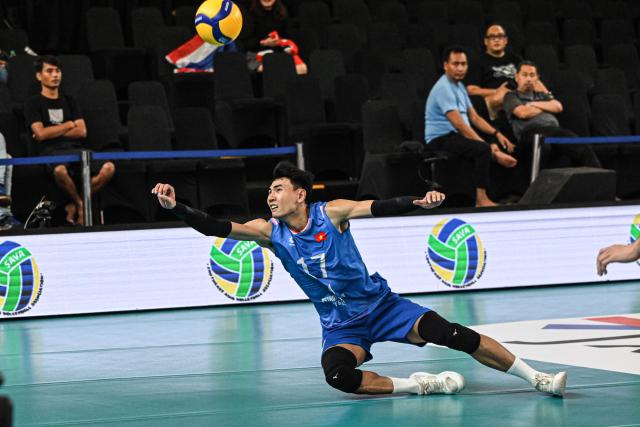 (260723) -- JAKARTA, July 23, 2026 (Xinhua) -- Nguyen Ngoc Thuan of Vietnam tries to save the ball during the Pool B match between Vietnam and Thailand at the 2026 Men's SEA Volleyball Cup Second Leg at Velodrome Stadium in Jakarta, Indonesia, July 23, 2026. (Xinhua/Agung Kuncahya B.)