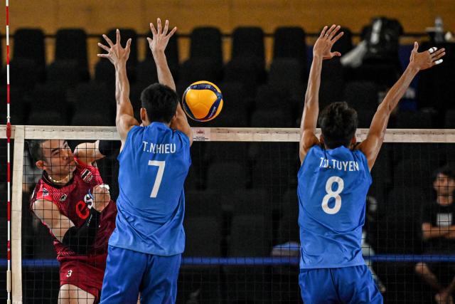 (260723) -- JAKARTA, July 23, 2026 (Xinhua) -- Amornthep Khonhan (L) of Thailand spikes the ball during the Pool B match between Vietnam and Thailand at the 2026 Men's SEA Volleyball Cup Second Leg at Velodrome Stadium in Jakarta, Indonesia, July 23, 2026. (Xinhua/Agung Kuncahya B.)