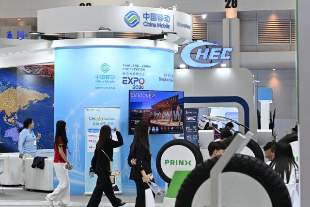 (260723) -- BANGKOK, July 23, 2026 (Xinhua) -- People visit the booth of China Mobile at Thailand-China Cooperation Expo 2026 in Bangkok, Thailand, July 22, 2026. TO GO WITH "Roundup: Thailand-China expo kicks off in Bangkok to expand multi-sector cooperation" (Xinhua/Rachen Sageamsak)