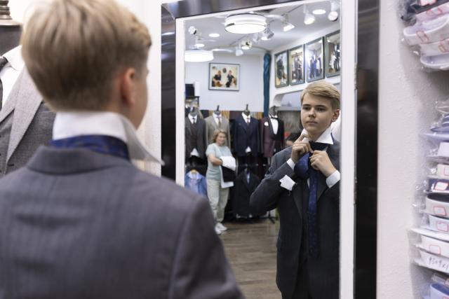 (260723) -- SHANGHAI, July 23, 2026 (Xinhua) -- Russian tourist Denis tries on custom-made suits at a clothing store in Shanghai, east China, July 22, 2026. The foreign visitors entering Shanghai increased 22 percent year on year in the first half of 2026, thanks to the country's expanding visa exemption policies. 
  Chinese designer products have emerged as a new driver of inbound consumption. Rather than buying only traditional Chinese specialties such as tea and silk, overseas visitors are increasingly following shopping tips on social media to seek out bags, footwear, clothing and other products by Chinese designers. (Xinhua/Wang Xiang)