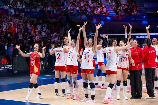 (260723) -- MACAO, July 23, 2026 (Xinhua) -- Players of China celebrate victory after the quarterfinal match between China and the United States at the Women's Volleyball Nations League (VNL) 2026 Finals in Macao, south China, July 23, 2026. (Xinhua/Cheong Kam Ka)