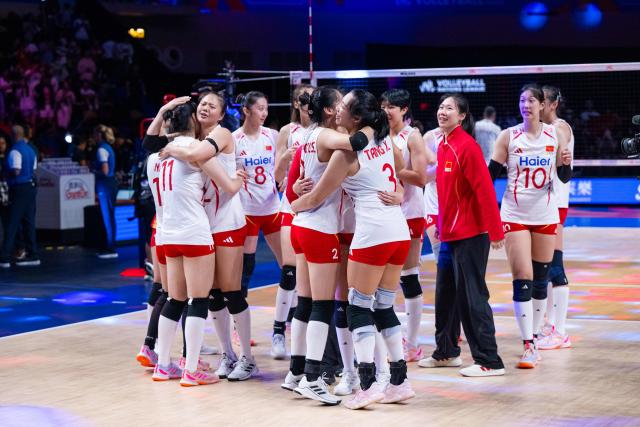 (260723) -- MACAO, July 23, 2026 (Xinhua) -- Players of China celebrate victory after the quarterfinal match between China and the United States at the Women's Volleyball Nations League (VNL) 2026 Finals in Macao, south China, July 23, 2026. (Xinhua/Cheong Kam Ka)