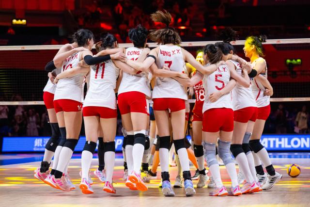 (260723) -- MACAO, July 23, 2026 (Xinhua) -- Players of China celebrate victory after the quarterfinal match between China and the United States at the Women's Volleyball Nations League (VNL) 2026 Finals in Macao, south China, July 23, 2026. (Xinhua/Cheong Kam Ka)