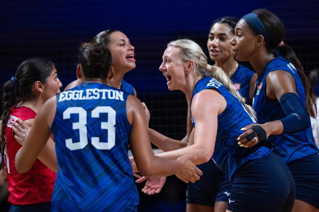(260723) -- MACAO, July 23, 2026 (Xinhua) -- Players of the United States celebrate during the quarterfinal match between China and the United States at the Women's Volleyball Nations League (VNL) 2026 Finals in Macao, south China, July 23, 2026. (Xinhua/Cheong Kam Ka)
