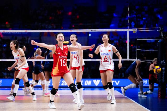 (260723) -- MACAO, July 23, 2026 (Xinhua) -- Players of China celebrate during the quarterfinal match between China and the United States at the Women's Volleyball Nations League (VNL) 2026 Finals in Macao, south China, July 23, 2026. (Xinhua/Cheong Kam Ka)
