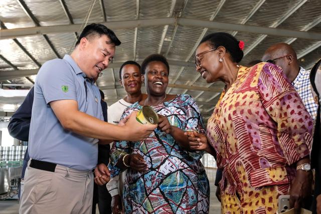 (260723) -- LUWERO, July 23, 2026 (Xinhua) -- Ugandan Vice President Jessica Alupo (C) inspects a canned pineapple product during a tour of China-Uganda Agricultural Cooperation Industrial Park in Luwero District, Uganda, July 23, 2026. Ugandan Vice President Jessica Alupo on Thursday hailed the China-Uganda Agricultural Cooperation Industrial Park as a key driver of the country's agricultural transformation through agro-processing.
TO GO WITH "Uganda VP hails China-backed agro-industrial park for boosting agricultural transformation" (Photo by Hajarah Nalwadda/Xinhua)