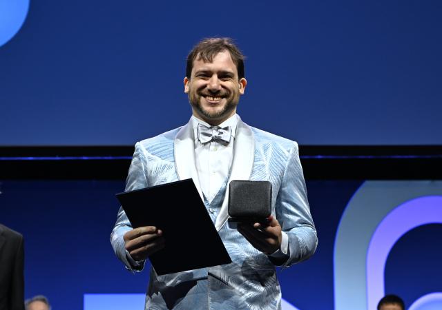 (260723) -- PHILADELPHIA, July 23, 2026 (Xinhua) -- Canada's mathematician Jacob Tsimerman is awarded the Fields Medal at the opening ceremony of the 2026 International Congress of Mathematicians in Philadelphia, the United States, on July 23, 2026. (Xinhua/Li Rui)