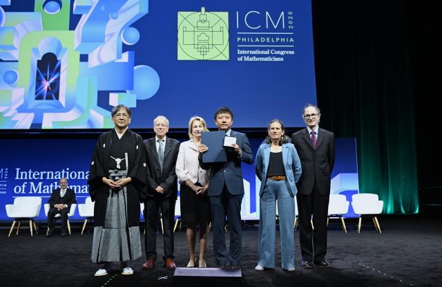 (260723) -- PHILADEPHIA, July 23, 2026 (Xinhua) -- Chinese mathematician Deng Yu (3rd R) is awarded the Fields Medal at the opening ceremony of the 2026 International Congress of Mathematicians in Philadelphia, the United States, July 23, 2026. Chinese mathematicians Deng Yu and Wang Hong were awarded the Fields Medals at the opening ceremony of the 2026 International Congress of Mathematicians held here on Thursday, marking the first time Chinese mathematicians have won the prestigious honor. The other recipients of the 2026 Fields Medals are American John Pardon and Canada's Jacob Tsimerman. (Xinhua/Li Rui)