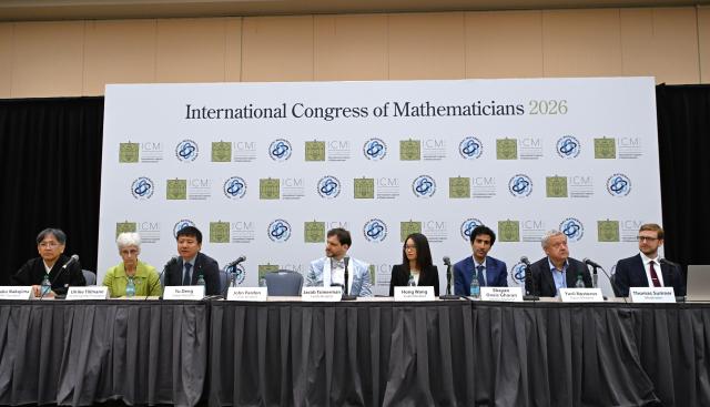 (260723) -- PHILADELPHIA, July 23, 2026 (Xinhua) -- Chinese mathematicians Deng Yu (3rd L) and Wang Hong (4th R), and Canada's Jacob Tsimerman (5th R) attend a press conference after the opening ceremony of the 2026 International Congress of Mathematicians in Philadelphia, the United States, July 23, 2026. Chinese mathematicians Deng Yu and Wang Hong were awarded the Fields Medals at the opening ceremony of the 2026 International Congress of Mathematicians held here on Thursday, marking the first time Chinese mathematicians have won the prestigious honor. The other recipients of the 2026 Fields Medals are American John Pardon and Canada's Jacob Tsimerman. (Xinhua/Li Rui)