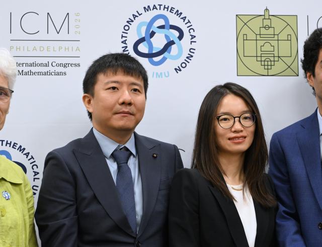 (260723) -- PHILADELPHIA, July 23, 2026 (Xinhua) -- Chinese mathematicians Deng Yu (L) and Wang Hong pose for a group photograph at a press conference after the opening ceremony of the 2026 International Congress of Mathematicians in Philadelphia, the United States, July 23, 2026. Chinese mathematicians Deng Yu and Wang Hong were awarded the Fields Medals at the opening ceremony of the 2026 International Congress of Mathematicians held here on Thursday, marking the first time Chinese mathematicians have won the prestigious honor. The other recipients of the 2026 Fields Medals are American John Pardon and Canada's Jacob Tsimerman. (Xinhua/Li Rui)