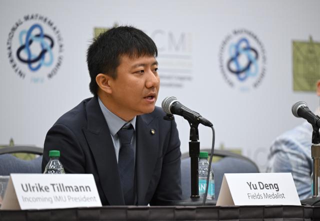(260723) -- PHILADELPHIA, July 23, 2026 (Xinhua) -- Chinese mathematician Deng Yu attends a press conference after the opening ceremony of the 2026 International Congress of Mathematicians in Philadelphia, the United States, July 23, 2026. Chinese mathematicians Deng Yu and Wang Hong were awarded the Fields Medals at the opening ceremony of the 2026 International Congress of Mathematicians held here on Thursday, marking the first time Chinese mathematicians have won the prestigious honor. The other recipients of the 2026 Fields Medals are American John Pardon and Canada's Jacob Tsimerman. (Xinhua/Li Rui)