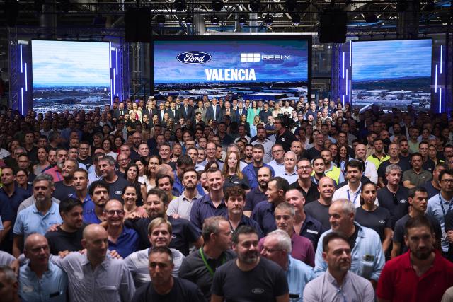 (260723) -- VALENCIA, July 23, 2026 (Xinhua) -- Employees attend an event to announce the deal in Valencia, Spain, July 23, 2026. Geely Automobile Holdings and Ford Motor Company on Thursday announced a deal to produce new energy vehicles for the European market at Ford's manufacturing plant in Valencia, Spain. (Photo by Pablo Morano/Xinhua)