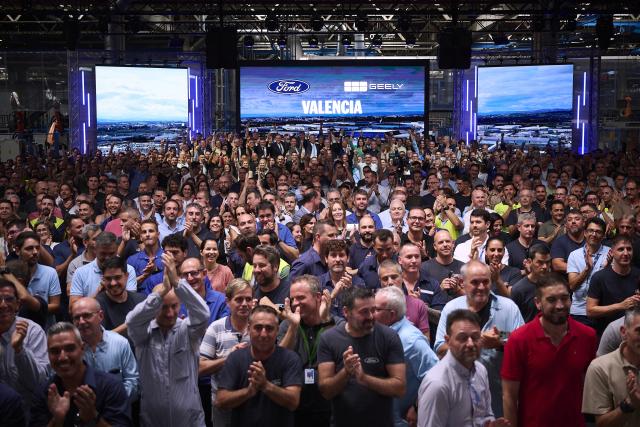 (260723) -- VALENCIA, July 23, 2026 (Xinhua) -- Employees attend an event to announce the deal in Valencia, Spain, July 23, 2026. Geely Automobile Holdings and Ford Motor Company on Thursday announced a deal to produce new energy vehicles for the European market at Ford's manufacturing plant in Valencia, Spain. (Photo by Pablo Morano/Xinhua)