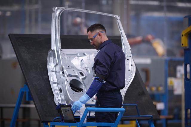(260723) -- VALENCIA, July 23, 2026 (Xinhua) -- An employee work in a Ford factory in Valencia, Spain, July 23, 2026. Geely Automobile Holdings and Ford Motor Company on Thursday announced a deal to produce new energy vehicles for the European market at Ford's manufacturing plant in Valencia, Spain. (Photo by Pablo Morano/Xinhua)