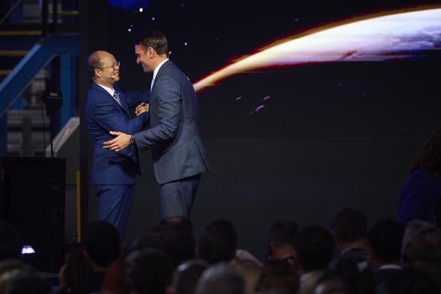 (260723) -- VALENCIA, July 23, 2026 (Xinhua) -- Nan Shengliang (L), vice president of Geely Auto Group, and Jim Baumbick, president of Ford Europe attend an event to announce the deal in Valencia, Spain, July 23, 2026. Geely Automobile Holdings and Ford Motor Company on Thursday announced a deal to produce new energy vehicles for the European market at Ford's manufacturing plant in Valencia, Spain. (Photo by Pablo Morano/Xinhua)