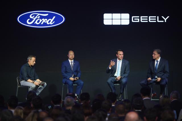 (260723) -- VALENCIA, July 23, 2026 (Xinhua) -- Nan Shengliang (2nd L), vice president of Geely Auto Group, and Jim Baumbick (3rd L), president of Ford Europe attend an event to announce the deal in Valencia, Spain, July 23, 2026. Geely Automobile Holdings and Ford Motor Company on Thursday announced a deal to produce new energy vehicles for the European market at Ford's manufacturing plant in Valencia, Spain. (Photo by Pablo Morano/Xinhua)