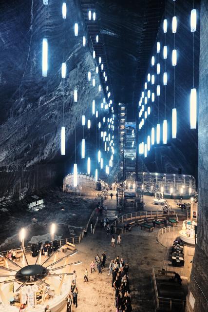 (260724) -- TURDA, July 24, 2026 (Xinhua) -- This photo taken on July 23, 2026 shows a view of a defunct salt mine in Turda, Romania. As a new heat wave sweeps across Europe, the defunct salt mine in Turda has become a popular retreat for visitors seeking to escape the summer heat.
   Featuring recreational facilities such as rowboats, a Ferris wheel and billiard tables, the salt mine maintains a year-round temperature of around 10 to 12 degrees Celsius. (Xinhua/Yao Yulin)