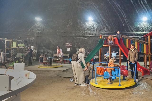(260724) -- TURDA, July 24, 2026 (Xinhua) -- Visitors enjoy recreational facilities at a defunct salt mine in Turda, Romania, on July 23, 2026. As a new heat wave sweeps across Europe, the defunct salt mine in Turda has become a popular retreat for visitors seeking to escape the summer heat.
   Featuring recreational facilities such as rowboats, a Ferris wheel and billiard tables, the salt mine maintains a year-round temperature of around 10 to 12 degrees Celsius. (Xinhua/Yao Yulin)