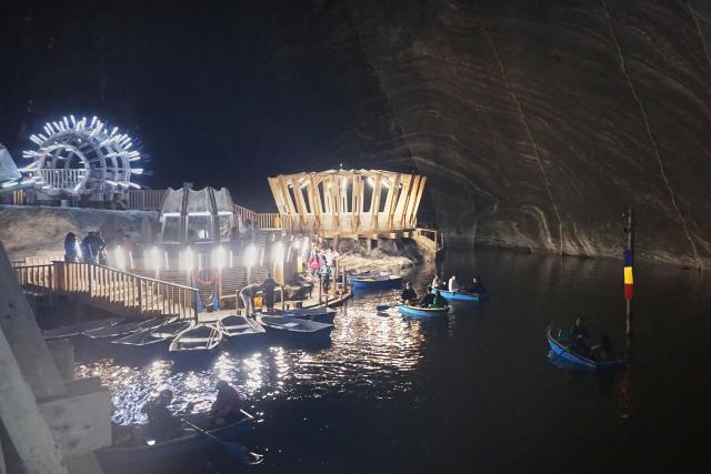 (260724) -- TURDA, July 24, 2026 (Xinhua) -- Visitors row boats in an underground lake at a defunct salt mine in Turda, Romania, on July 23, 2026. As a new heat wave sweeps across Europe, the defunct salt mine in Turda has become a popular retreat for visitors seeking to escape the summer heat.
   Featuring recreational facilities such as rowboats, a Ferris wheel and billiard tables, the salt mine maintains a year-round temperature of around 10 to 12 degrees Celsius. (Xinhua/Yao Yulin)