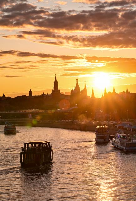(260724) -- MOSCOW, July 24, 2026 (Xinhua) -- This photo taken on July 23, 2026 shows the sunset scenery over the Moskva River in Moscow, Russia. (Xinhua/Feng Kaihua)