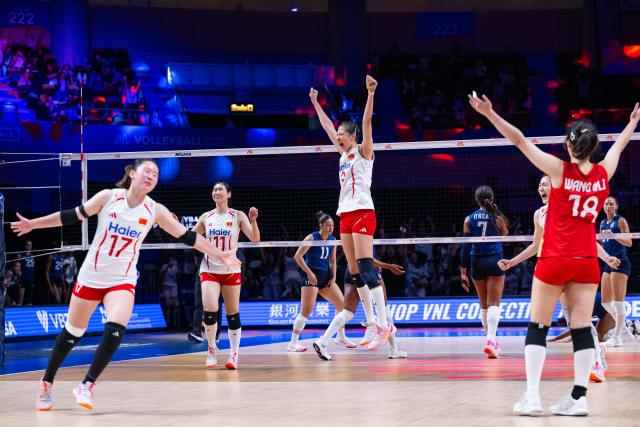 (260724) -- BEIJING, July 24, 2026 (Xinhua) -- Players of China celebrate victory after the quarterfinal match between China and the United States at the Women's Volleyball Nations League (VNL) 2026 Finals in Macao, south China, July 23, 2026. (Xinhua/Cheong Kam Ka)