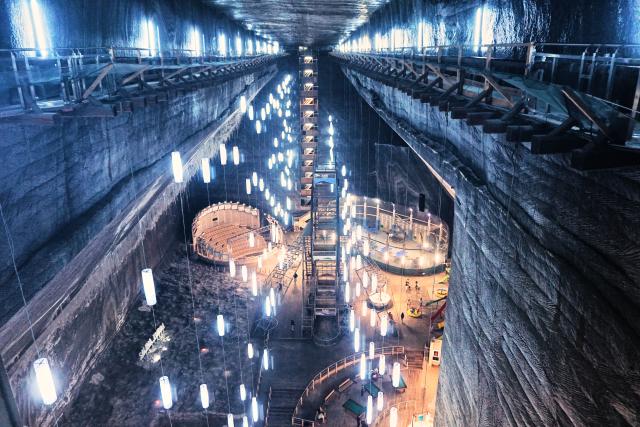 (260724) -- TURDA, July 24, 2026 (Xinhua) -- This photo taken on July 23, 2026 shows a view of a defunct salt mine in Turda, Romania. As a new heat wave sweeps across Europe, the defunct salt mine in Turda has become a popular retreat for visitors seeking to escape the summer heat.
   Featuring recreational facilities such as rowboats, a Ferris wheel and billiard tables, the salt mine maintains a year-round temperature of around 10 to 12 degrees Celsius. (Xinhua/Yao Yulin)