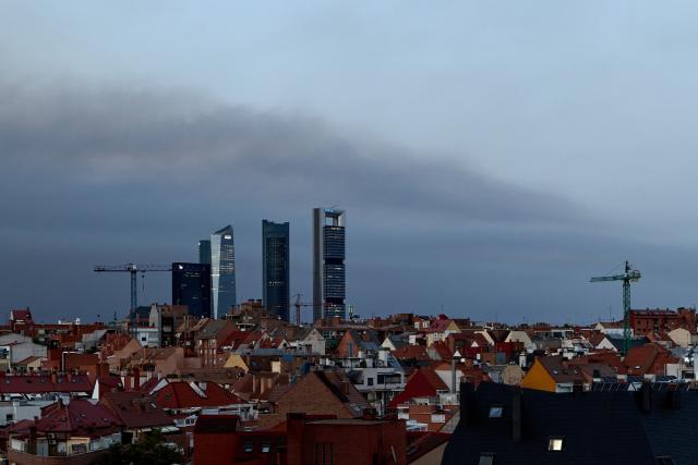 (260724) -- MADRID, July 24, 2026 (Xinhua) -- Smoke from wildfires shrouds the skyline of Madrid, Spain, July 23, 2026. Multiple wildfires burning across Spain's Madrid region on Thursday forced large-scale evacuations, with about 10,000 people affected by evacuation measures, local authorities said. (Xinhua/Meng Dingbo)