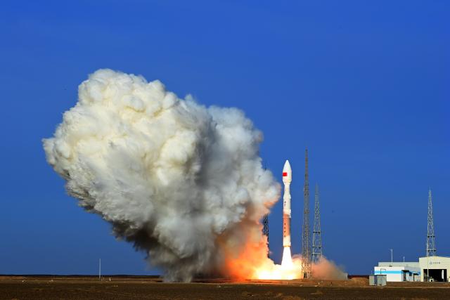 (260724) -- JIUQUAN, July 24, 2026 (Xinhua) -- A Lijian-1 Y15 carrier rocket carrying five satellites blasts off from the Dongfeng commercial space innovation pilot zone in northwest China, on July 24, 2026. The rocket lifted off at 7:33 a.m. (Beijing Time), successfully placing the satellites into their designated orbits. (Photo by Wang Jiangbo/Xinhua)