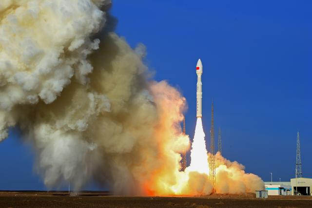 (260724) -- JIUQUAN, July 24, 2026 (Xinhua) -- A Lijian-1 Y15 carrier rocket carrying five satellites blasts off from the Dongfeng commercial space innovation pilot zone in northwest China, on July 24, 2026. The rocket lifted off at 7:33 a.m. (Beijing Time), successfully placing the satellites into their designated orbits. (Photo by Wang Jiangbo/Xinhua)