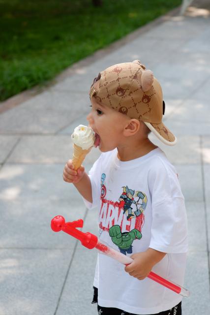 (260724) -- ASHGABAT, July 24, 2026 (Xinhua) -- A child enjoys an ice cream to cool off amid a heatwave at Ashgabat Park in Ashgabat, Turkmenistan, July 23, 2026. (Photo by Cui Jiaxin/Xinhua)