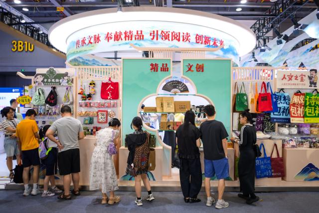(260724) -- HANGZHOU, July 24, 2026 (Xinhua) -- People select merchandise at the 34th National Book Expo in Hangzhou, east China's Zhejiang Province, July 24, 2026. The event kicked off here on Friday with nearly a million publications of various types on display, either online or on site. (Xinhua/Jiang Han)