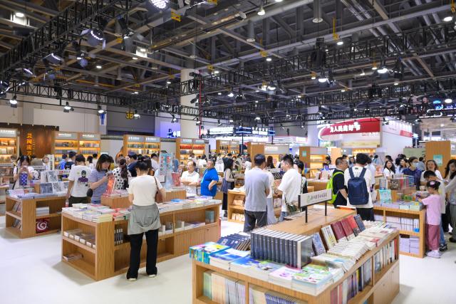 (260724) -- HANGZHOU, July 24, 2026 (Xinhua) -- People visit the 34th National Book Expo in Hangzhou, east China's Zhejiang Province, July 24, 2026. The event kicked off here on Friday with nearly a million publications of various types on display, either online or on site. (Xinhua/Jiang Han)