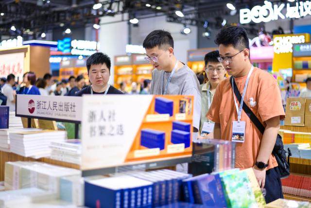 (260724) -- HANGZHOU, July 24, 2026 (Xinhua) -- People visit the 34th National Book Expo in Hangzhou, east China's Zhejiang Province, July 24, 2026. The event kicked off here on Friday with nearly a million publications of various types on display, either online or on site. (Xinhua/Jiang Han)