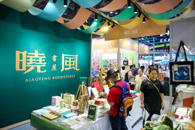 (260724) -- HANGZHOU, July 24, 2026 (Xinhua) -- People visit the 34th National Book Expo in Hangzhou, east China's Zhejiang Province, July 24, 2026. The event kicked off here on Friday with nearly a million publications of various types on display, either online or on site. (Xinhua/Jiang Han)