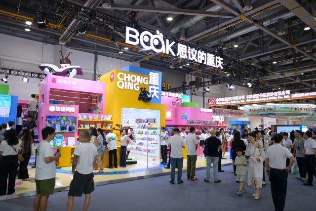 (260724) -- HANGZHOU, July 24, 2026 (Xinhua) -- People visit the 34th National Book Expo in Hangzhou, east China's Zhejiang Province, July 24, 2026. The event kicked off here on Friday with nearly a million publications of various types on display, either online or on site. (Xinhua/Jiang Han)