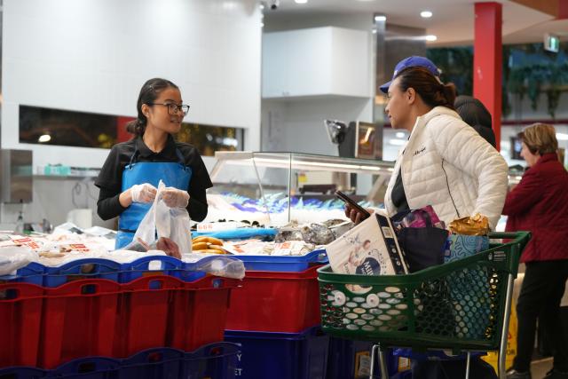 (260724) -- CANBERRA, July 24, 2026 (Xinhua) -- A staff member serves a customer at a shop in Canberra, Australia, on July 24, 2026. Australia's unemployment rate remained steady in June as the labor force participation rate rose to an 11-month high, according to official data released on Thursday.
  The Australian Bureau of Statistics said that the number of employed Australians increased by 76,300 between May and June, which was offset by a 12,700 rise in unemployment. (Photo by Zhang Na/Xinhua)