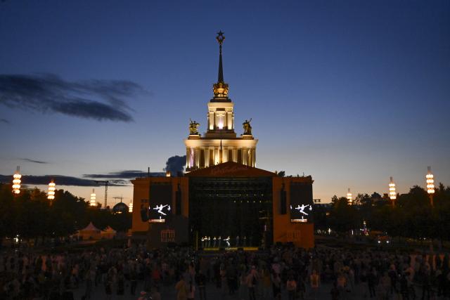 (260724) -- MOSCOW, July 24, 2026 (Xinhua) -- People watch artists from China performing the play "Never ending" during the 9th "Inspiration" International Arts Festival at the Exhibition of Achievements of National Economy in Moscow, Russia, on July 23, 2026. The 9th "Inspiration" International Arts Festival is held here from July 23 to 26. Artists from Russia, China, India and other countries will put on performances including music, drama and dance. (Photo by Alexander Zemlianichenko Jr/Xinhua)